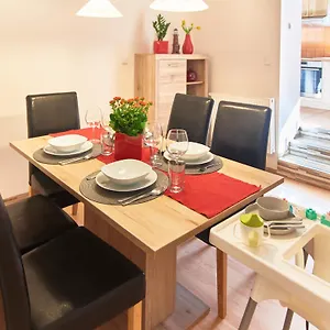 https://cozy-2-bedroom-apt-with-garden-close-to-prague-castle.praguehotelsweb.com